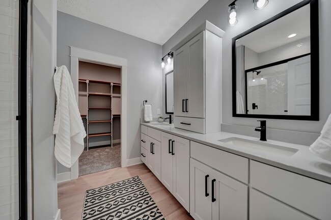 Building Photo - Beautiful Luxury Townhome