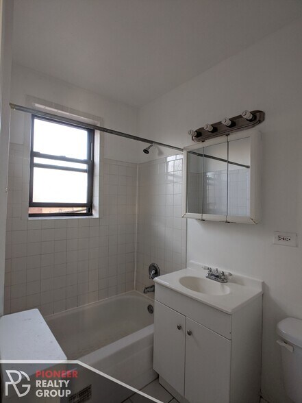 Building Photo - 737 W Belmont Ave