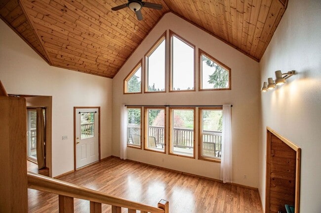 Building Photo - Lovely Home and Property Located on Honeym...