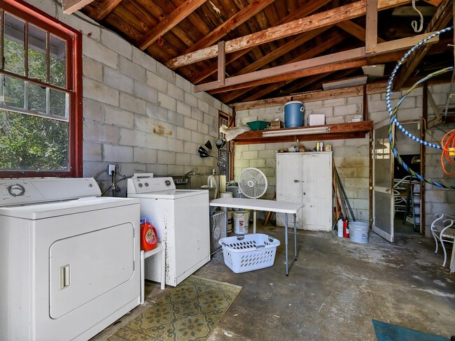 Laundry in Garage/Shed - 637 40th St