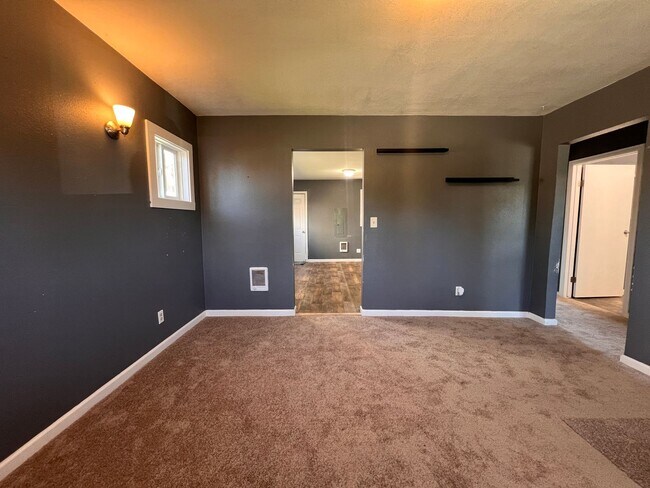 Building Photo - Longview Bungalow with Large Yard!