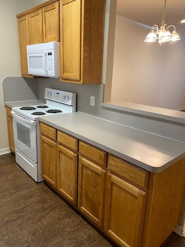 Building Photo - 2 BEDROOM 2.5 BATH TOWNHOME