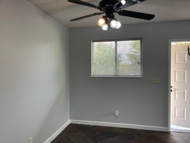 Building Photo - 1850 Fairview Villas Dr