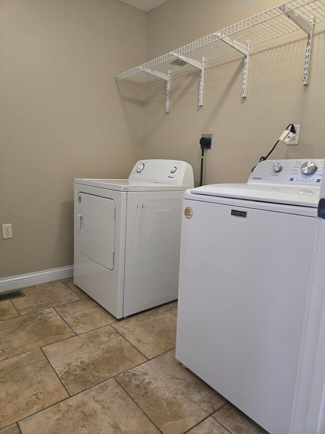 Building Photo - 2 Bedroom, 2 Bath w/ Washer&Dryer Included!
