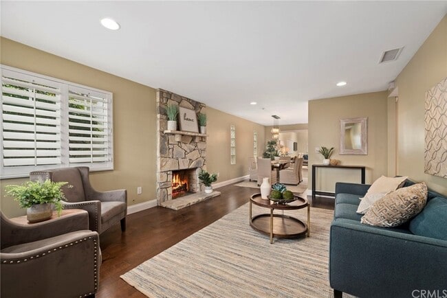 Building Photo - 730 N Paulina Ave