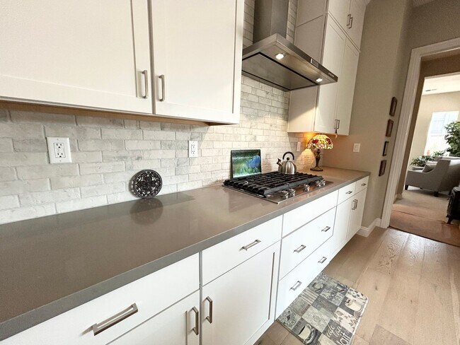 Building Photo - Luxury 55+ Executive Home- Fully Furnished