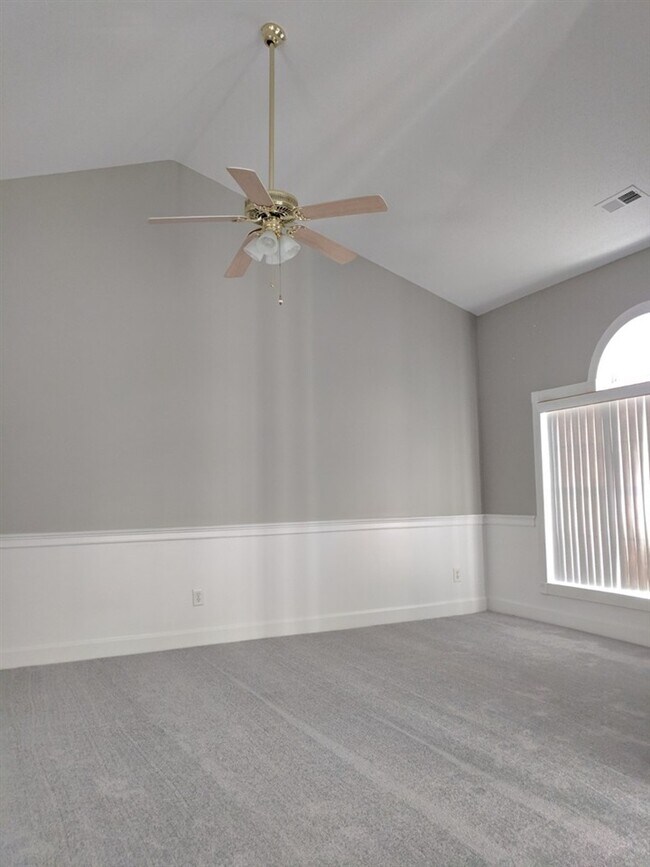 Building Photo - 670 Riverwalk Dr