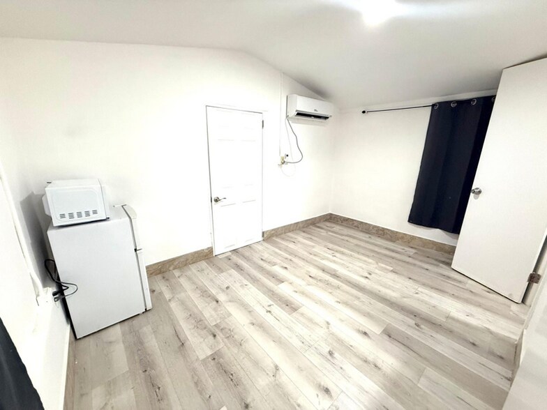 Building Photo - 1150 W 28th St