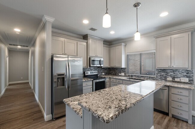 Building Photo - * MOVE IN SUMMER 6/22/2026* 6 Bed 4 Bath H...