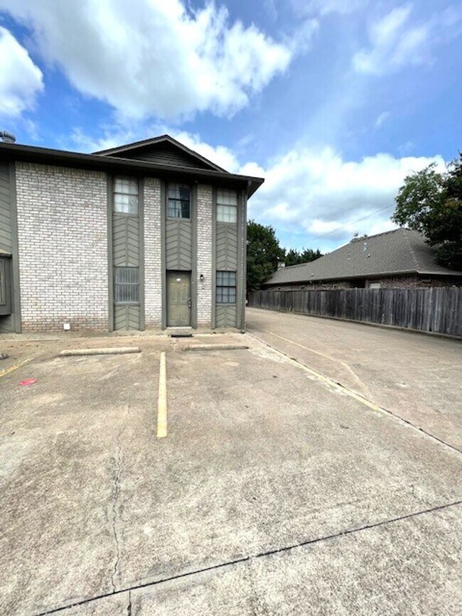 Building Photo - Spacious 2-Bedroom Townhome-Style Condo Near Baylor University | Elmwood Condos Waco