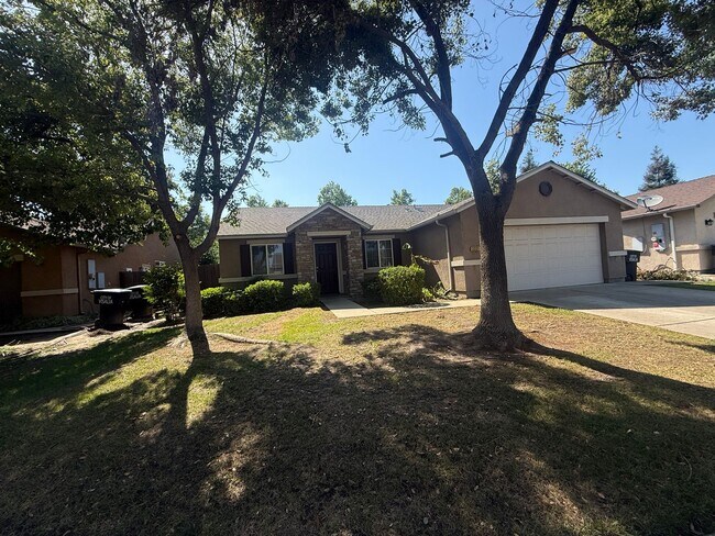 Building Photo - 3-bedrooms and two bathrooms home located in Visalia, CA
