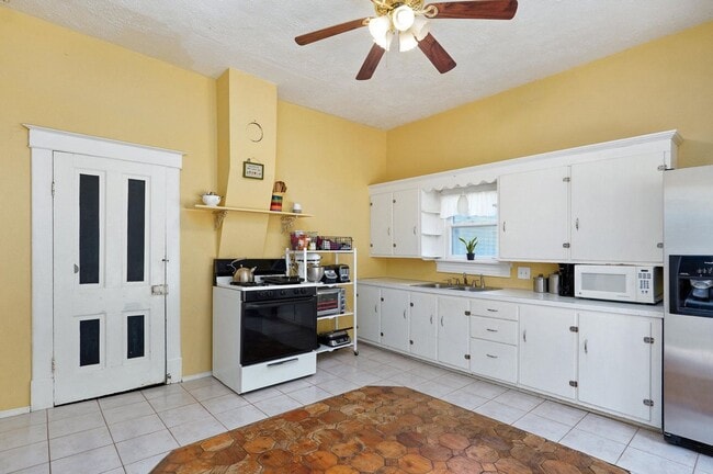 Building Photo - 4/2 bedroom house in republic