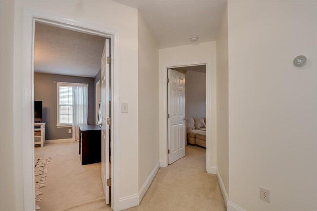 Building Photo - 5 Bed/3 Bath home with Primary Bedroom & a...