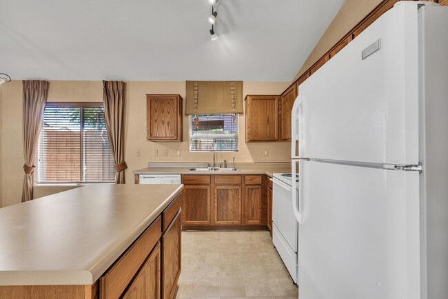 Building Photo - 42780 W Sunland Dr