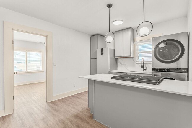 Building Photo - One Bedroom Boutique Apartment in the Plaza