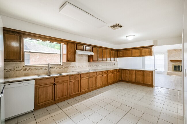 Building Photo - 2815 Arrowhead Dr