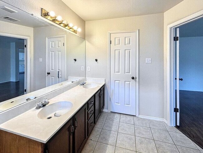 Building Photo - Beautiful 3-Bedroom Home: Comfort, Conveni...