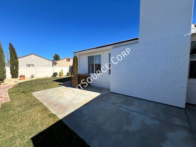 Building Photo - 3 Bedrooms/2 Bathrooms Single Story, Split...