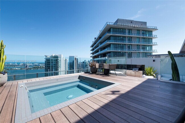 Building Photo - 650 NE 32nd St