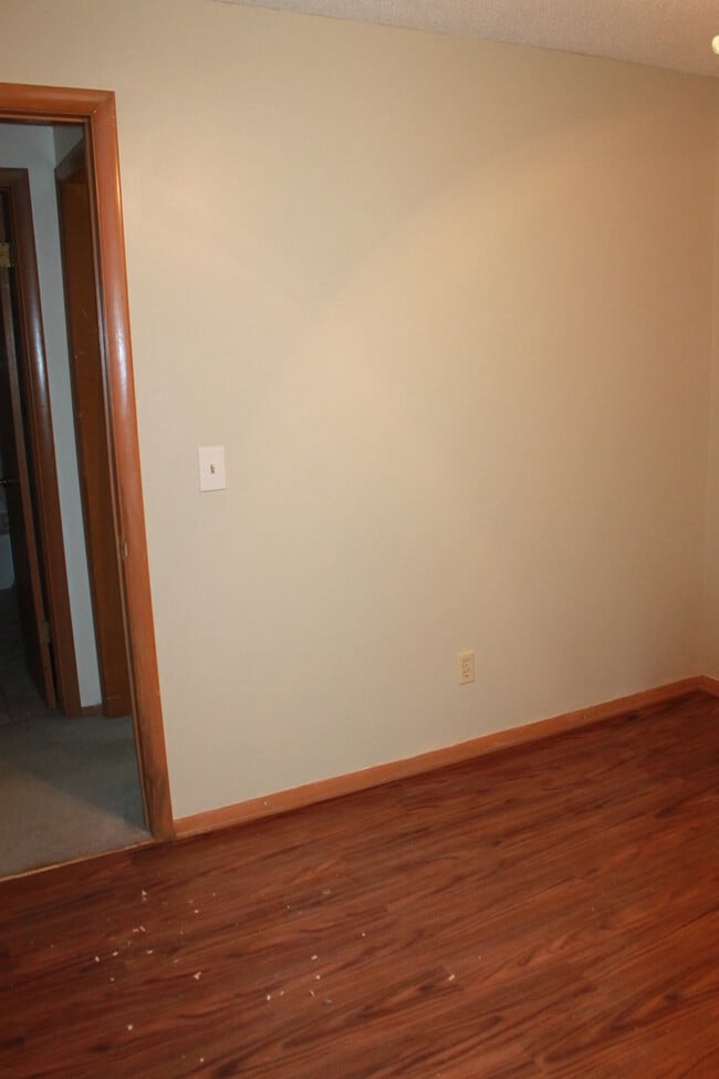 Building Photo - Fresh, Clean, Updated!