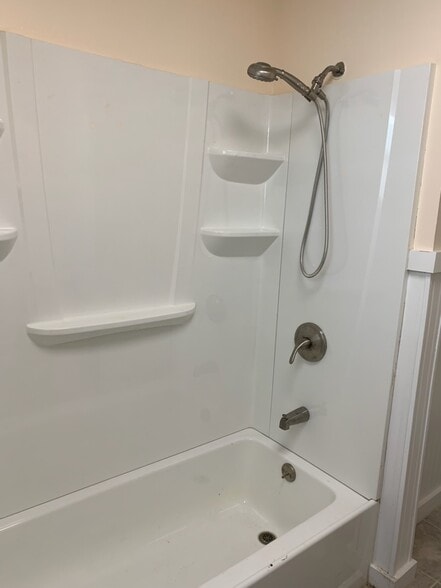 Bathroom - 27 Peckham St