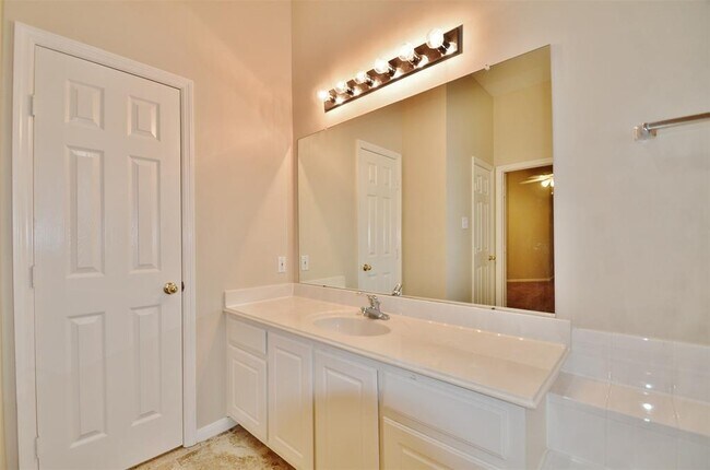 Building Photo - 10 Cypress Bayou Ct