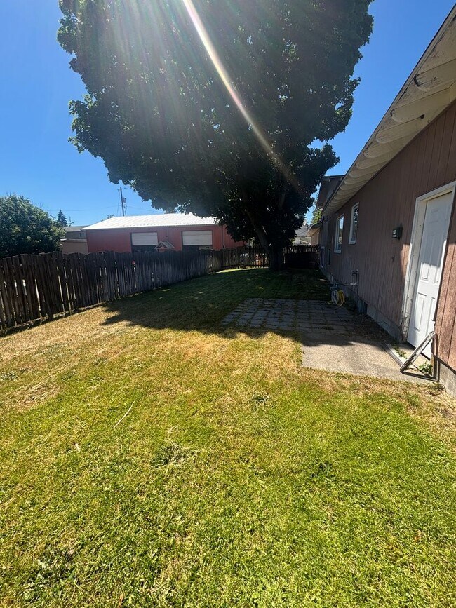 Building Photo - Maple Ave Duplex