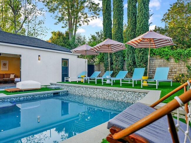 Building Photo - Luxe 5+4.5 w/detached studio, downstairs e...