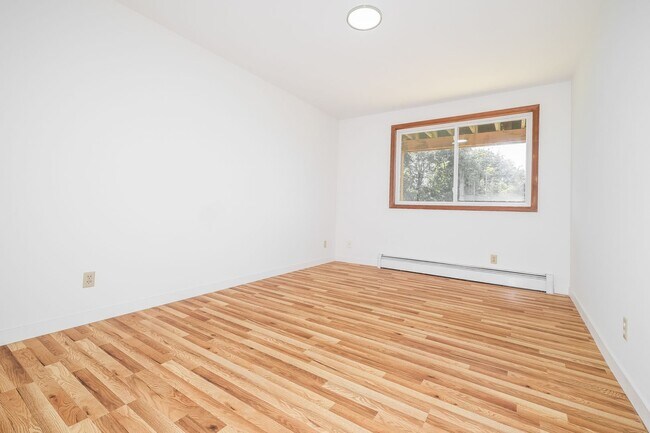 Building Photo - Versatile 5 Bedroom Retreat with Office and Outdoor Living in Burien