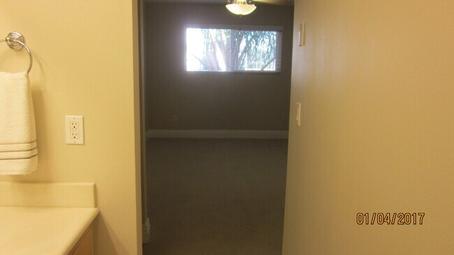 Building Photo - HILLCREST - 1 BED / 1 BATH TOP FLOOR CONDO.