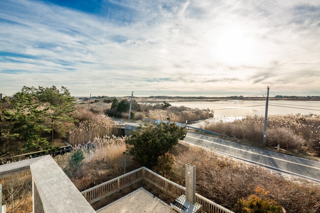 Building Photo - 1025 Flying Point Rd