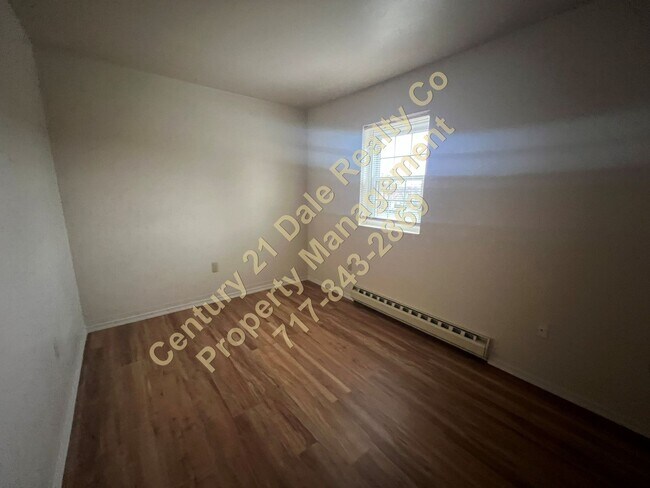 Building Photo - 2 Bedroom Townhouse in West York