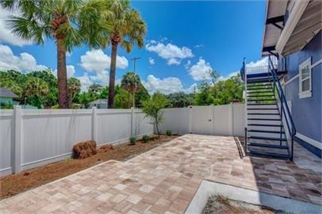 Building Photo - CHARMING 2 BEDROOM, 1 BATH HOME WITH SPACI...