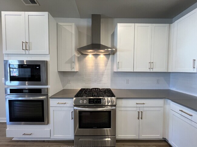 Building Photo - Luxury Living for Lease in Hendersonville!