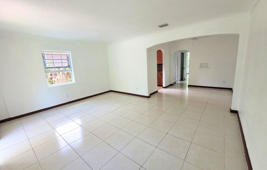 Primary Photo - 1429 NE 147th St