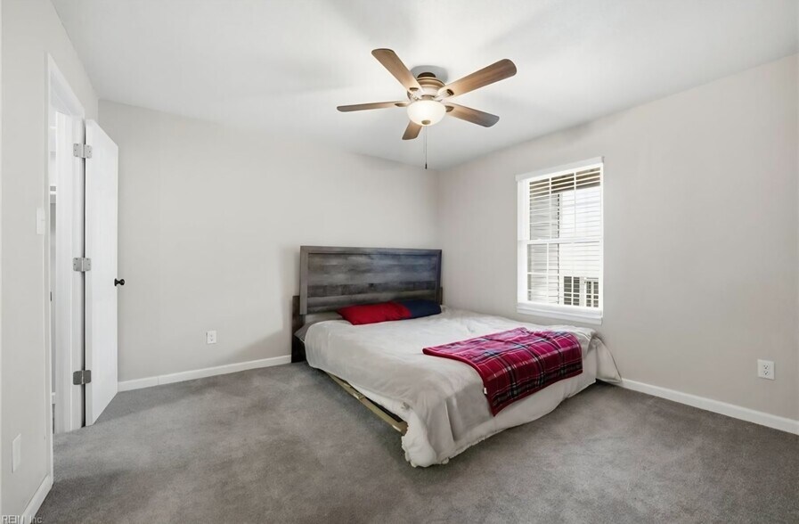 Building Photo - 513 Peak Ct