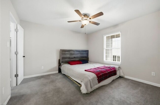 Building Photo - 513 Peak Ct