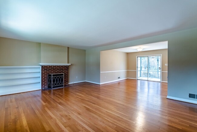 Building Photo - Gorgeous 4 Bed 3 Bath Brick Home In Serene Hollindale