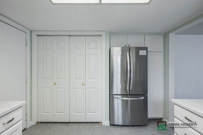 Building Photo - New Renovated 2 Bed 2 bath Townhome