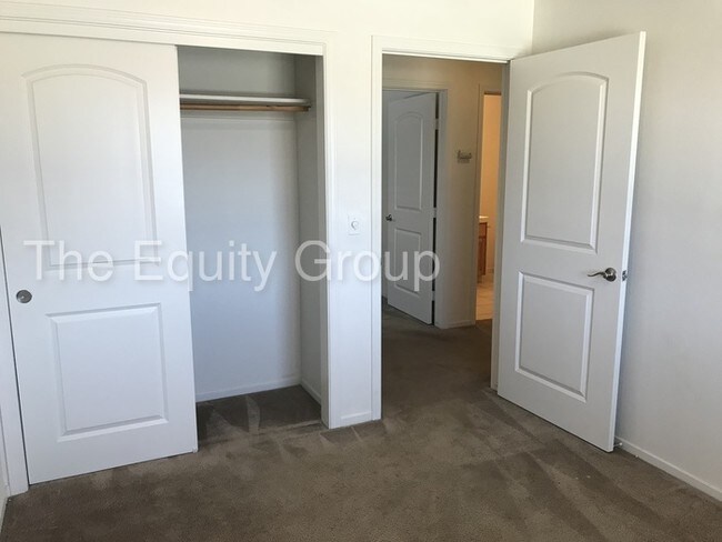 Building Photo - Upstairs unit located in Ashley Square!