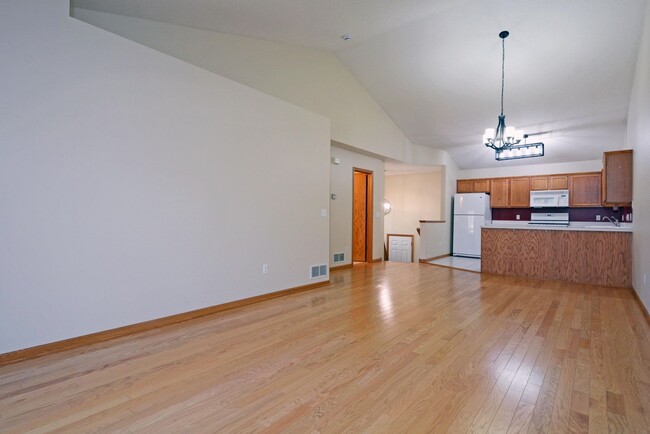 Building Photo - AVAILABLE NOW! Spacious 2 Bed, 2 Bath Town...