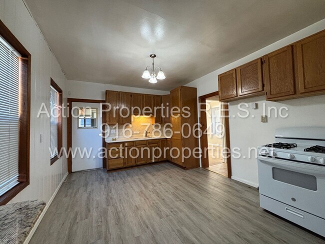 Building Photo - Downtown Bungalow - 2 Bed, 1 Bath with Sep...