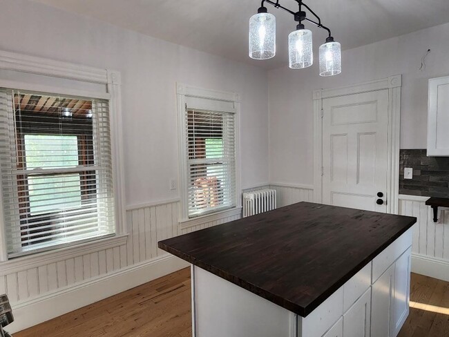 Building Photo - 105 E Main St