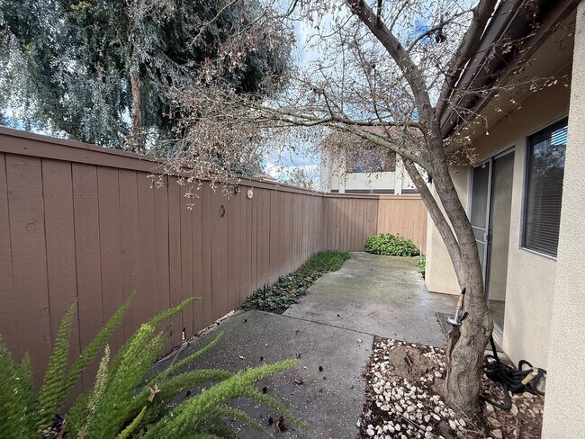 Building Photo - Executive 2-bedroom condo in gated community!