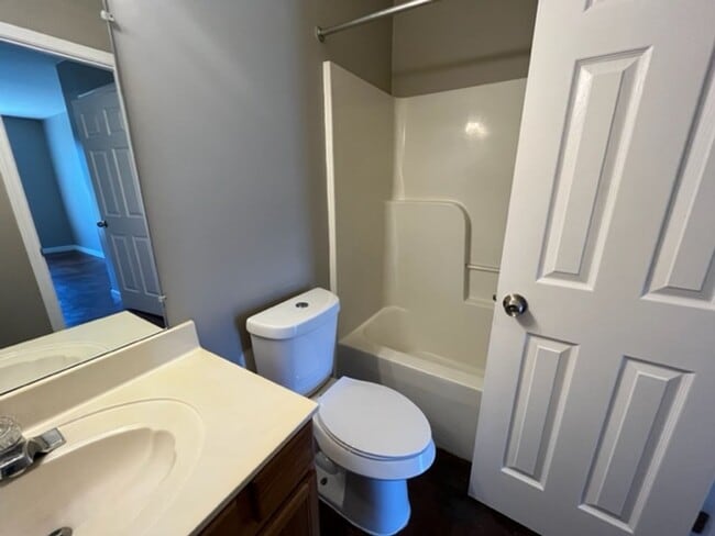 Building Photo - 404 Bruce Street