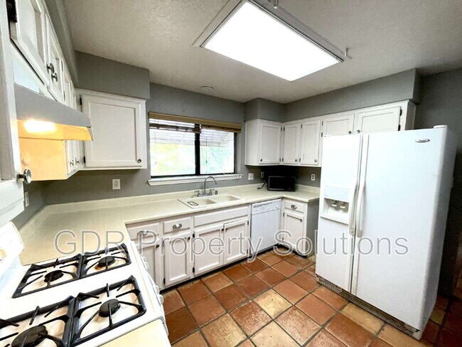 Building Photo - 314 Amherst Dr SE