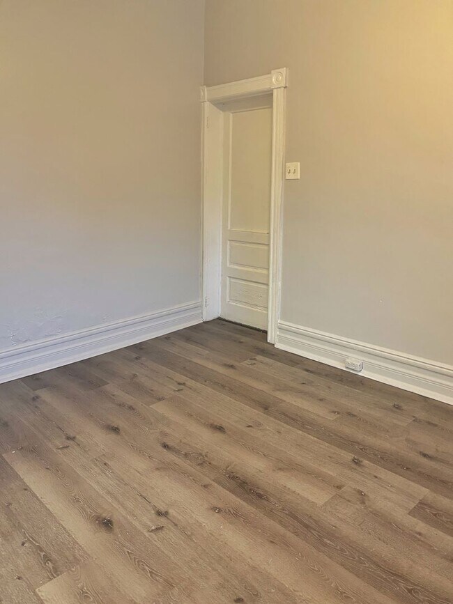 Building Photo - 448 N 6th St