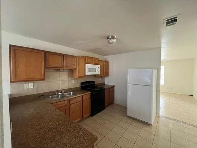 Building Photo - 3408 Barcelona Dr
