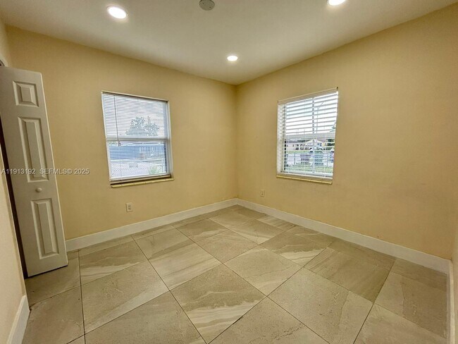 Building Photo - 610 E 8th Ave