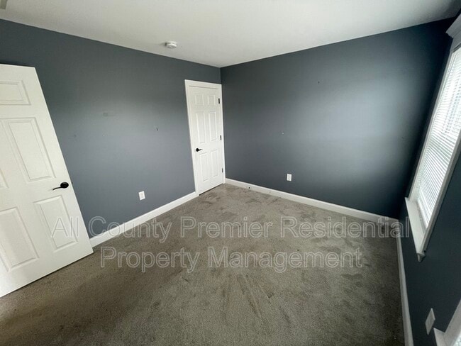 Building Photo - 833 Cranberry Rd